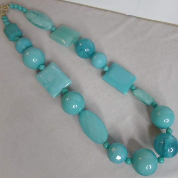 Jewelry - Chunky Turquoise Colored Lucite Necklace